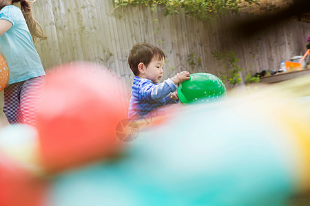 在花园里玩着气球的男孩图片