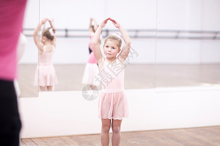 学习芭蕾舞的小女孩图片