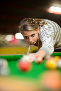 青年女子打桌球图片