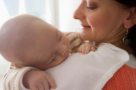 婴儿宝宝在母亲的肩上熟睡图片