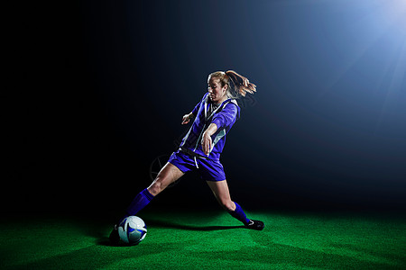 年轻女足球运动员图片