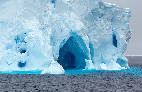 南极洲东以北180英里处南大洋的冰河背景图片