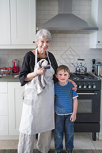 厨房里的外祖母和孙子图片