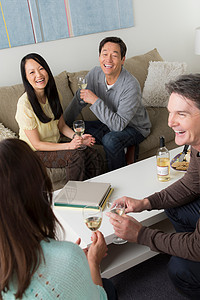 朋友居家聚会聊天喝酒图片