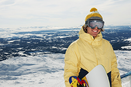 山顶的滑雪运动员图片