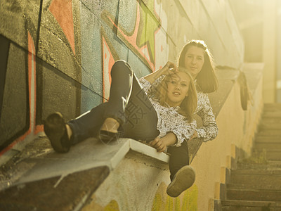 两个女青年靠在楼梯上图片