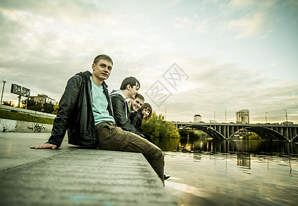 坐在俄罗斯河边的四个好友图片