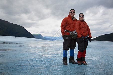 美国阿拉斯加门登霍尔冰川上的一对夫妇图片