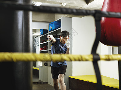 在更衣室热身的拳击手图片