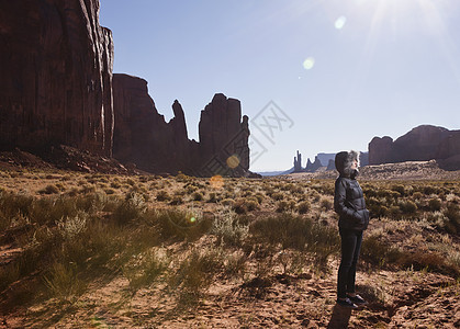 独自一人在美国亚利桑那纳瓦霍部落公园古迹谷的女游客图片