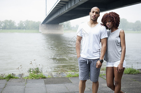 德国杜塞尔多夫桥和一堆年轻夫妇图片