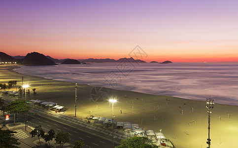巴西里约热内卢日出时科帕卡巴纳海滩景象背景