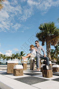 父亲和儿子在海边玩耍背景
