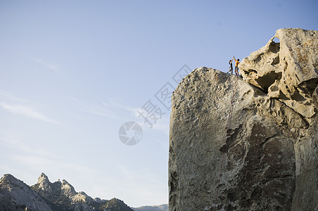 男女登山者在火焰岩石城美国爱达荷州部落边界击掌图片