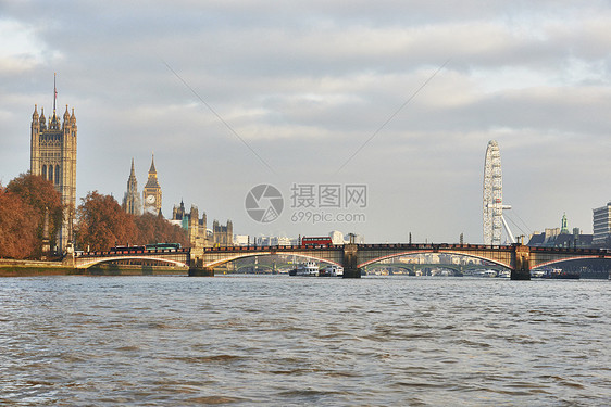 英国伦敦泰晤士河边的建筑图片