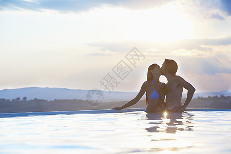 浪漫夫妇在户外游泳池亲吻图片