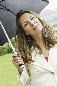 下雨打伞的青年女性图片
