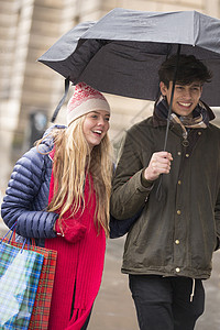 苏格兰爱丁堡市一对年轻夫妇撑伞逛街图片