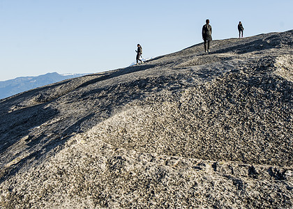 加拿大不列颠哥伦比亚省斯夸米什Squmamish岩石上的三名年轻女徒步子图片