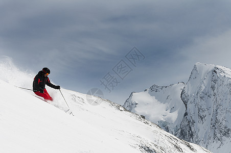 奥地利贝古尔山坡上滑雪的中成年男子图片