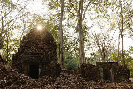太阳照耀寺庙废墟柬埔寨高克PrasatThomKokKer图片