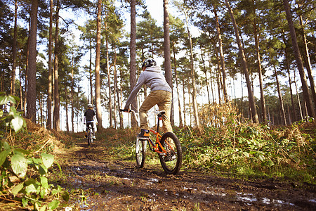 自行车越野双兄弟在泥地森林里骑BMX自行车背景