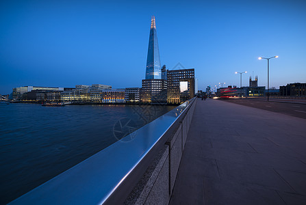 伦敦大桥和夜间的摩天大楼图片