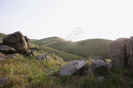 美国加利福尼亚州山丘上的岩石图片