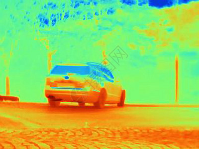 热图像轮胎的热度和超速汽车的排气图片