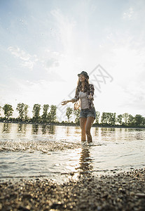 年轻女子在湖中划水图片