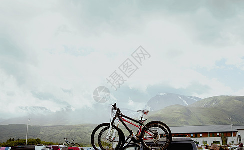 苏格兰高地停车场屋顶架上的山地自行车图片