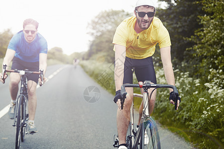 骑单行车道的自行车运动员图片