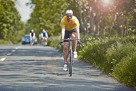 骑单行车道的自行车运动员图片