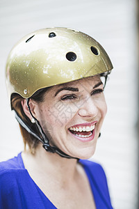带着自行车头盔的女骑行者在微笑图片