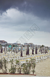 海滩上的沙滩伞图片