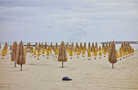 海滩上折叠的沙滩伞图片