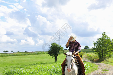 青年男子骑马在农村公路图片