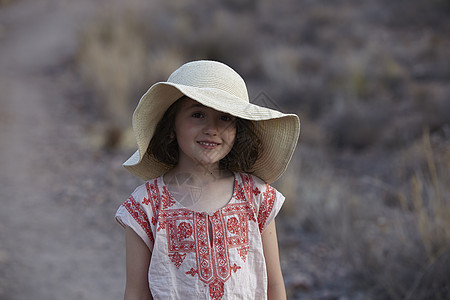 戴着太阳帽的少女肖像图片
