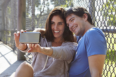 使用手机自拍的年轻夫妇图片
