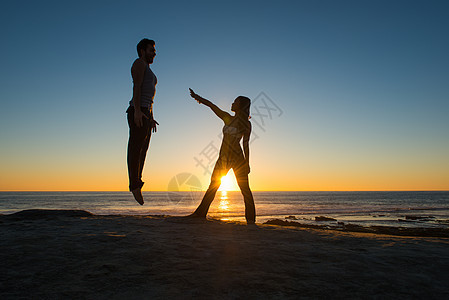 人们在加州拉霍的温德海滩上摆姿势图片