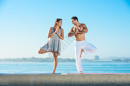 在美国加利福尼亚州圣地哥太平洋海滩码头做瑜伽的男女青年图片