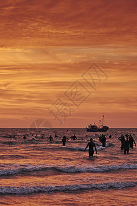 日出时有一大群光速游泳者跑入海中威尔士丹比图片