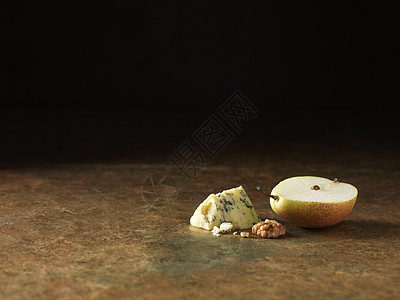 切片梨子斯蒂尔顿乳酪和胡桃的节日圣诞成份背景图片