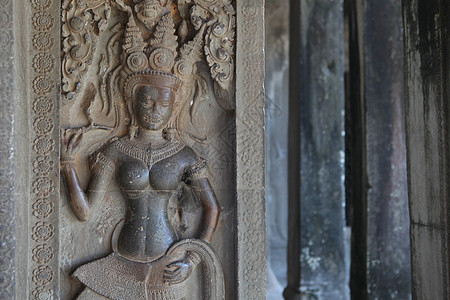 古代Apsara舞者柬埔寨的雕塑图片