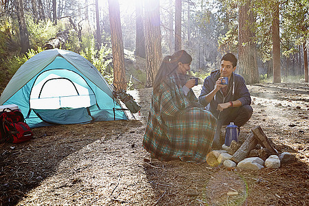 年轻夫妇在森林里露营喝咖啡图片