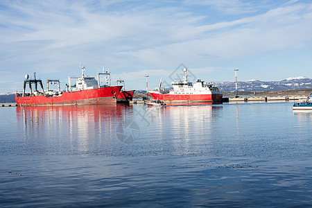 在阿根廷火地岛港停泊的两艘渡船图片