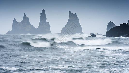 冰岛南部海上的礁石图片