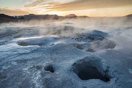 太阳升起的纳马弗贾尔山地热区冰岛北部高清图片