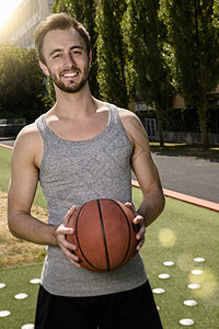 年轻男篮球运动员图片