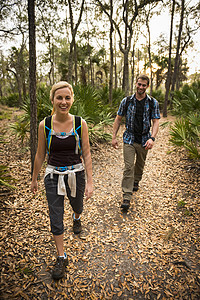 美国佐治亚州萨凡纳市斯基达韦岛州立公园徒步旅行者图片